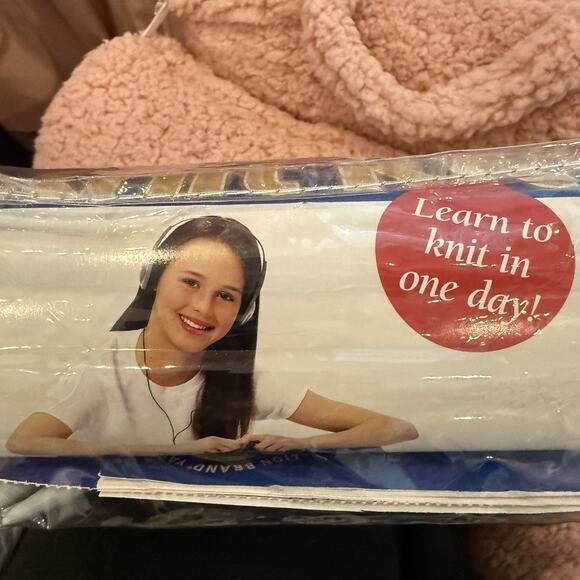 LION BRAND LEARN To KNIT KIT INCLUDES YARN & NEEDLES DENIM COLOR - Picture 7 of 8